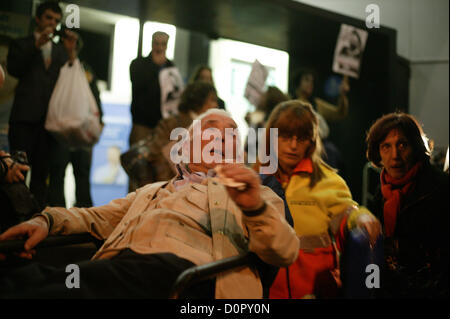 29. November 2012, Barcelona, Spanien. Plattform der Preffered Bestände betroffener Personen besetzen ein Büro von "La Caixa" Bank in Barcelona, Spanien. In diesem Bild eines Demonstranten, ein Alter Mann, erleidet eine Panikattacke und wird von Polizei und ER besucht. Bildnachweis: Esteban Mora / Alamy Live News Stockfoto