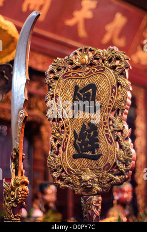 HANOI, Vietnam – zeremonielle Dekoration im Tempel des Jade Berges (Ngoc Son Tempel) am Hoan Kiem See im Herzen von Hanois Altstadt. Der Tempel wurde im 18. Jahrhundert auf der kleinen Jade-Insel nahe dem Nordufer des Sees errichtet und ist zu Ehren des 13. Jahrhunderts Militärführers Tran Hung Dao. Stockfoto