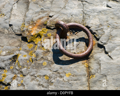 Rostiges Eisenring verschraubt in Felsen bereit für Seil von ankern Boote in Oslo Norwegen Stockfoto