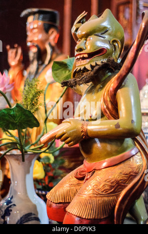 HANOI, Vietnam – furchterregende Statuen am Tempel des Jade Berges (Ngoc Son Tempel) am Hoan Kiem See im Herzen von Hanois Altstadt. Der Tempel wurde im 18. Jahrhundert auf der kleinen Jade-Insel nahe dem Nordufer des Sees errichtet und ist zu Ehren des 13. Jahrhunderts Militärführers Tran Hung Dao. Stockfoto