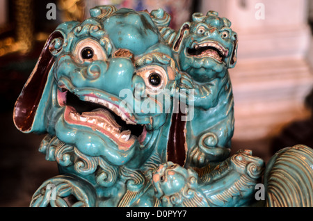 HANOI, Vietnam – Jadedrachen am Tempel des Jade Berges (Ngoc Son Tempel) am Hoan Kiem See im Herzen von Hanois Altstadt. Der Tempel wurde im 18. Jahrhundert auf der kleinen Jade-Insel nahe dem Nordufer des Sees errichtet und ist zu Ehren des 13. Jahrhunderts Militärführers Tran Hung Dao. Stockfoto