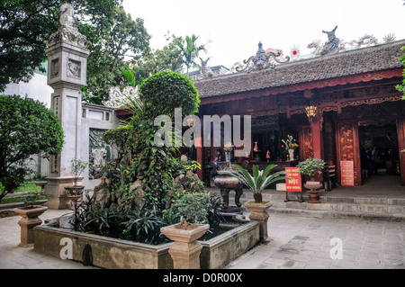 HANOI, Vietnam – der Innenhof der Tran Quoc Pagoda bietet einen offenen Versammlungsraum innerhalb des Tempelkomplexes auf der Golden Fish Insel West Lake. Ursprünglich im 6. Jahrhundert errichtet und 1615 verlegt, bewahrt der Innenhof des Tempels traditionelle vietnamesisch-buddhistische Architekturelemente. Der Raum dient sowohl zeremoniellen als auch kommunalen Funktionen innerhalb eines der ältesten buddhistischen Tempel Vietnams. Stockfoto