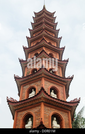 Tran Quoc Pagode Turm Hanoi Vietnam // HANOI, Vietnam — das Eingangstor und der Turm der Tran Quoc Pagode stehen an prominenter Stelle auf der Golden Fish Insel im West Lake. Der Tempelkomplex, der 1615 an diesen Ort verlegt wurde, verfügt über traditionelle vietnamesische buddhistische Architekturelemente. Diese Bauten repräsentieren das dauerhafte architektonische Erbe eines der ältesten buddhistischen Tempel Vietnams. Stockfoto
