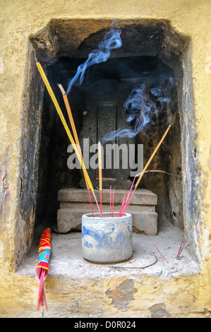 HANOI, Vietnam – brennende Räucherstäbchen stehen in einem Schrein in der Tran Quoc Pagoda auf der Golden Fish Insel im West Lake. Diese traditionelle buddhistische Opferpraxis wird in einem der ältesten Tempel Vietnams fortgesetzt, der 1615 an seinen heutigen Standort verlegt wurde. Der Weihrauchschrein dient als Brennpunkt für Andachtsübungen innerhalb des Tempelkomplexes. Stockfoto