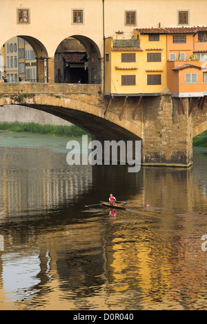 ein Ruderer auf dem Fluss Arno von der Ponte Vecchio, Florenz, Italien Stockfoto