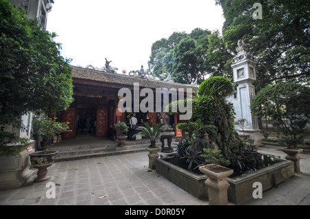 HANOI, Vietnam ------ Courtyard at Quan Thanh Tempels in Hanoi. Der taoistische Tempel aus dem 11. Jahrhundert stammt und in der Nähe von West See entfernt. Stockfoto