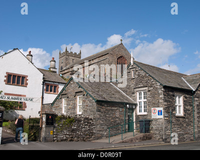 Hawkshead Dorf in Lake District England Großbritannien, ist ein natürliches Ziel für Wanderer in der Nähe, Ansicht von Haus aus Stein und Kirche Stockfoto