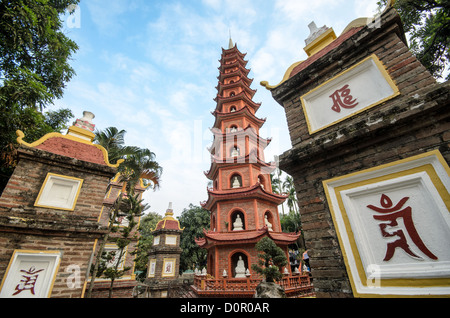 HANOI, Vietnam – das Eingangstor und der Turm der Tran Quoc Pagode stehen an prominenter Stelle auf der Golden Fish Insel im West Lake. Der Tempelkomplex, der 1615 an diesen Ort verlegt wurde, verfügt über traditionelle vietnamesische buddhistische Architekturelemente. Diese Bauten repräsentieren das dauerhafte architektonische Erbe eines der ältesten buddhistischen Tempel Vietnams. Stockfoto