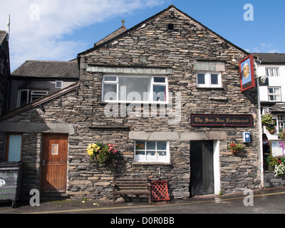 Hawkshead Dorf in Lake District England Großbritannien, ist ein natürliches Ziel für Wanderer in der Gegend, das Sun Inn restaurant Stockfoto