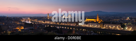 der Fluss Arno und Florenz in der Nacht vom Piazzale Michelangelo, Florenz, Toskana, Italien Stockfoto