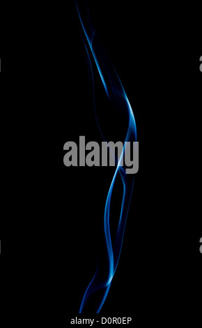 Rauchfähnchen vor einem schwarzen Hintergrund Stockfoto