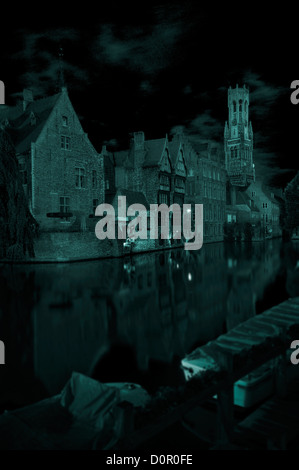 Mondschein-Blick Richtung Belfort Glockenturm vom Rozenhoedkaai in Brügge, Belgien Stockfoto