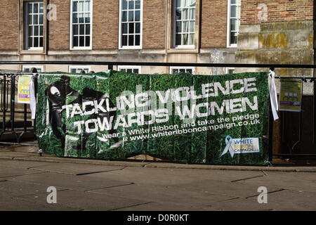 Bristol, UK. 29. November 2012. Vertreter von Bristol Rovers gemeinsam mit lokalen Männer und Frauen zu verpflichten, alle Formen von Gewalt gegen Frauen zu bekämpfen, durch die Unterstützung der White Ribbon Campaign. Bildnachweis: Rob Hawkins / Alamy Live News Stockfoto