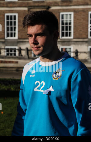 Bristol, UK. 29. November 2012. Vertreter von Bristol Rovers gemeinsam mit lokalen Männer und Frauen zu verpflichten, alle Formen von Gewalt gegen Frauen zu bekämpfen, durch die Unterstützung der White Ribbon Campaign. Bildnachweis: Rob Hawkins / Alamy Live News Stockfoto