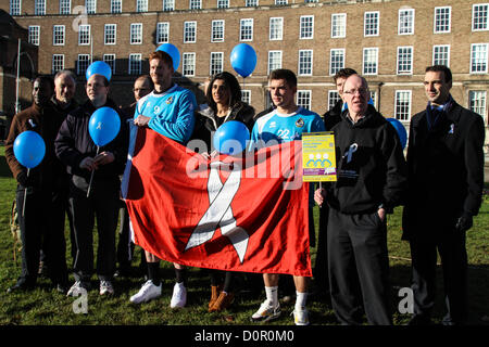 Bristol, UK. 29. November 2012. Vertreter von Bristol Rovers, Ross Staley und Matt Harrold, gemeinsam mit lokalen Männer und Frauen zu verpflichten, alle Formen von Gewalt gegen Frauen zu bekämpfen, durch die Unterstützung der White Ribbon Campaign. Bildnachweis: Rob Hawkins / Alamy Live News Stockfoto