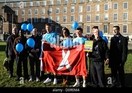 Bristol, UK. 29. November 2012. Vertreter von Bristol Rovers, Ross Staley und Matt Harrold, gemeinsam mit lokalen Männer und Frauen zu verpflichten, alle Formen von Gewalt gegen Frauen zu bekämpfen, durch die Unterstützung der White Ribbon Campaign. Bildnachweis: Rob Hawkins / Alamy Live News Stockfoto