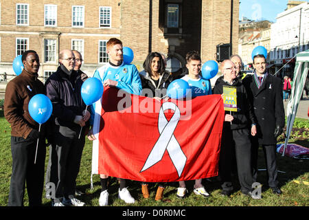 Bristol, UK. 29. November 2012. Vertreter von Bristol Rovers, Ross Staley und Matt Harrold, gemeinsam mit lokalen Männer und Frauen zu verpflichten, alle Formen von Gewalt gegen Frauen zu bekämpfen, durch die Unterstützung der White Ribbon Campaign. Bildnachweis: Rob Hawkins / Alamy Live News Stockfoto