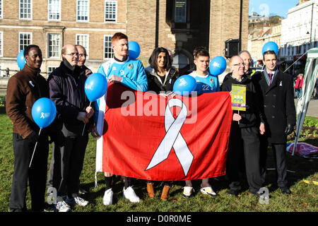 Bristol, UK. 29. November 2012. Vertreter von Bristol Rovers, Ross Staley und Matt Harrold, gemeinsam mit lokalen Männer und Frauen zu verpflichten, alle Formen von Gewalt gegen Frauen zu bekämpfen, durch die Unterstützung der White Ribbon Campaign. Bildnachweis: Rob Hawkins / Alamy Live News Stockfoto