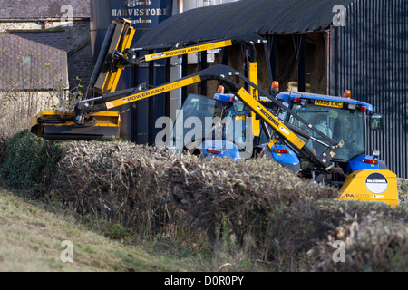 Hedge-Wartung zu Ackerland Biodiversity  paar Traktoren schneiden Hecken in North Yorkshire Dales, Bedale, Großbritannien Stockfoto