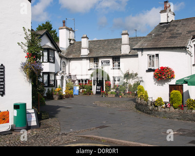 Hawkshead Dorf in Lake District England Großbritannien, ist ein natürliches Ziel für Wanderer in der Gegend Spielleute Teestube in Mitte Stockfoto