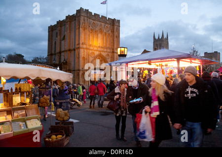 Menschen genießen den Weihnachtsmarkt im Stadtzentrum von Bury St Edmunds, Suffolk UK Stockfoto