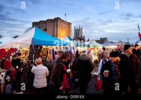 Menschen, die genießen Bury St Edmunds Christmas Market, Suffolk England UK Stockfoto