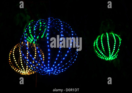 HANOI, Vietnam – farbenfrohe Lichter hängen an den Bäumen am Ufer des Hoan Kiem Lake in Hanois Altstadt. Stockfoto