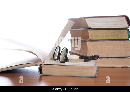 Alte Gläser und das Buch Stockfoto