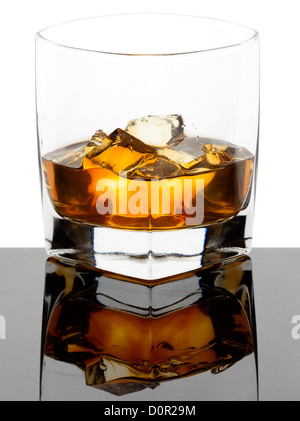 Glas Whiskey mit Eiswürfeln Stockfoto