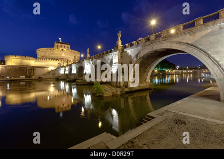 Ältere Brücke und Schloss Sant Angelo in Rom Stockfoto