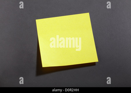 Gelber Aufkleber Hinweis auf Tafel Stockfoto