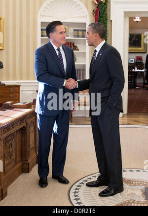 Washington DC, USA. 29. November 2012. US-Präsident Barack Obama und ehemaliger Gouverneur von Massachusetts Mitt Romney sprechen im Oval Office nach ihrem Mittagessen 29. November 2012. Es konzentrierte sich Mittagessen auf Amerikas Führung und den beiden Präsidenten Rivalen verpflichtet in Kontakt zu bleiben, besonders wenn Möglichkeiten zur Zusammenarbeit in der Zukunft kommen. Bildnachweis: Planetpix / Alamy Live News Stockfoto