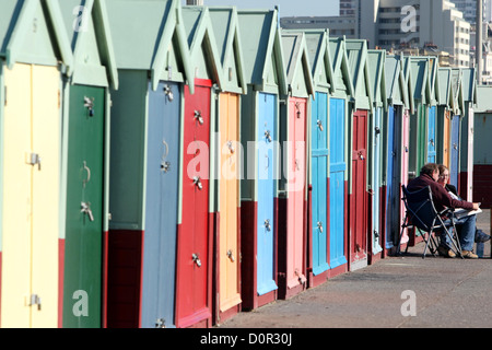 Sie können nur ein paar Füße breit aber Strandhütten an Hove Strandpromenade sind nur einige der am meisten in der Nachfrage-Immobilien in der Stadt. Stockfoto