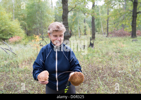 Frau Russland Wald Wald Pilze sammeln Spaß Stockfoto