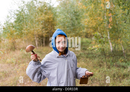 Frau Russland Wald Wald Pilze sammeln Spaß Stockfoto