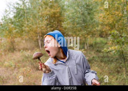 Frau Russland Wald Wald Pilze sammeln Spaß Stockfoto