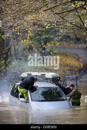 Ein Auto stecken zu Damery in Gloucestershire, wo der kleine Fluss Avon seine Banken durch Starkregen 21. November 2012 platzen Stockfoto