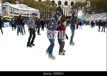 USA: NEW YORK, NY. Menschen Eislaufen am Citi Teich im Bryant Park hinter der New York Public Library in Manhattan, 18. November 2012. Stockfoto