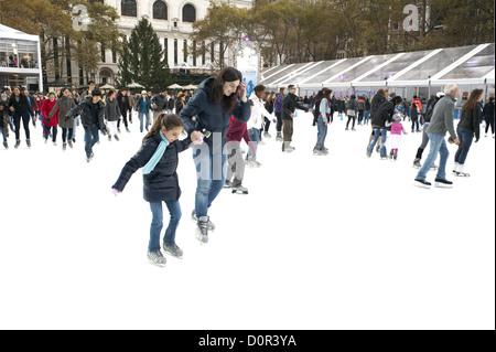 USA: NEW YORK, NY. Menschen Eislaufen am Citi Teich im Bryant Park hinter der New York Public Library in Manhattan, 18. November 2012. Stockfoto