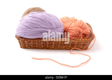 Kugeln aus einem Garn stricken in Holzkiste Stockfoto