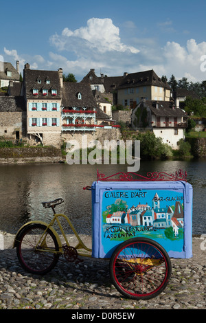 Quai Lestourgie & Fluss Dordogne, Argentat, Corrèze, Limousin, Frankreich Stockfoto