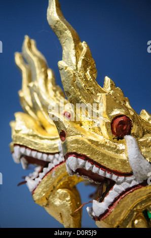 LUANG PRABANG, Laos – Goldene Naga (König Cobras) zieren die Treppe von Haw Pha Bang (Schlosskapelle) im Königlichen Palastmuseum in Luang Prabang, Laos. Die kunstvoll verzierte Kapelle in der nordöstlichen Ecke des Museumsgeländes zeigt traditionelle laotische Architektur und buddhistische Symbolik. Stockfoto