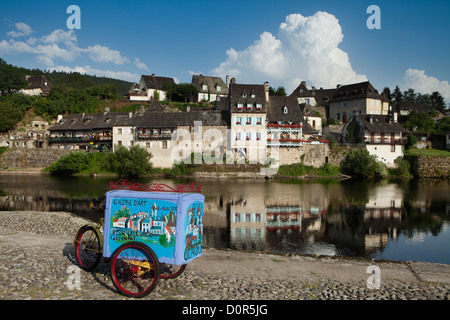 Quai Lestourgie & Fluss Dordogne, Argentat, Corrèze, Limousin, Frankreich Stockfoto