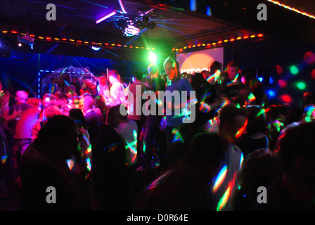 Partei in der berühmten Krakauer Nachtclub kitsh. Club geschlossen wurde die Ursache des Zusammenbruchs der Treppe am 6. November 2011 Stockfoto