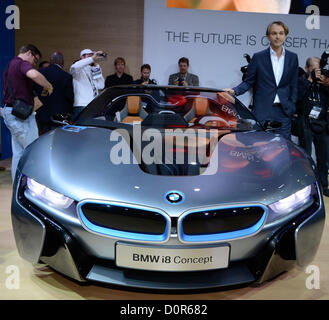 Nov 28,2012. Los Angeles CA. Adrian van Hooydonk, Senior Vice President BMW Group Design mit der neuen i8 und i3 Concept Cars zeigen während der Los Angeles Auto Show 2012 im LA Convention Center, das während der 30. November bis 9. Dezember öffnet. Foto von gen Blevins/LA Daily News/ZUMAPRESS (Kredit-Bild: © gen Blevins/ZUMAPRESS.com) Stockfoto