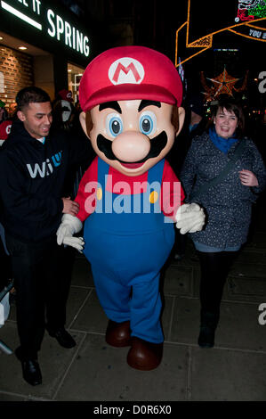 London, UK. 30.11.12. Super Mario besucht der Einführung der neuen Spiele-Konsole, die Nintendo Wii U die neue Nintendo Wii U bei HMV Flagge Schiff Store auf der Oxford Street. Stockfoto