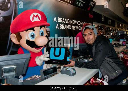 London, UK. 30.11.12. Izzy Rahmam ist der erste Spieler, seine Hände auf die brandneue Spiele-Konsole, die Nintendo Wii U. Izzy wurde außerhalb HMVs Flafship Store auf Oxford seit Samstag, dem 24. November camping. Stockfoto