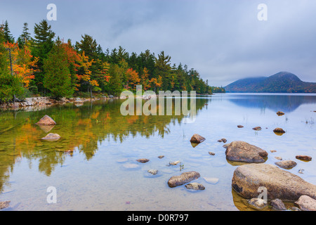 Mit Blick auf Jordan Teich im Herbst Farben im Acadia National Park, Maine, USA. Stockfoto