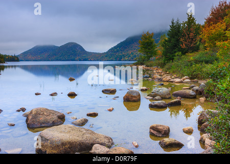 Mit Blick auf Jordan Teich im Herbst Farben im Acadia National Park, Maine, USA. Stockfoto