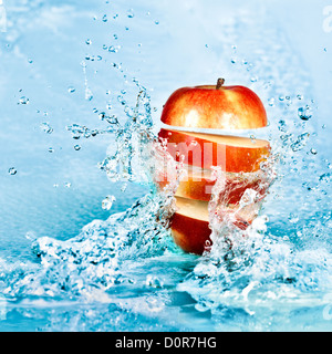 Apfel und Wasser Stockfoto